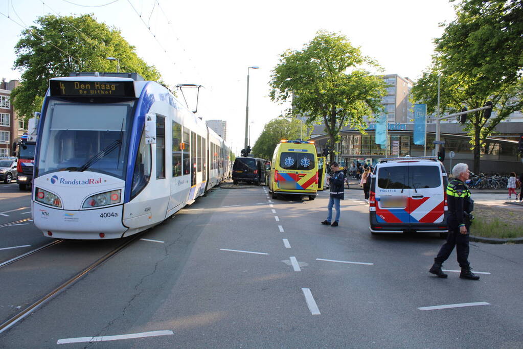 Bestelbus en tram beschadigd bij ongeval