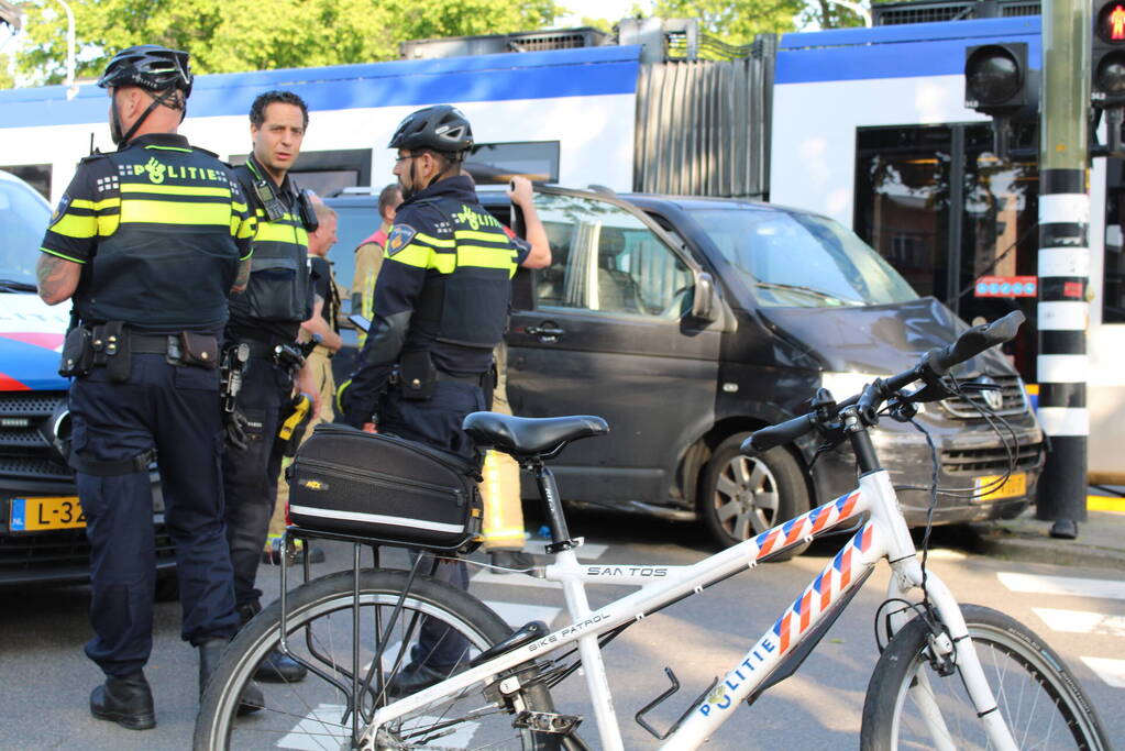 Bestelbus en tram beschadigd bij ongeval