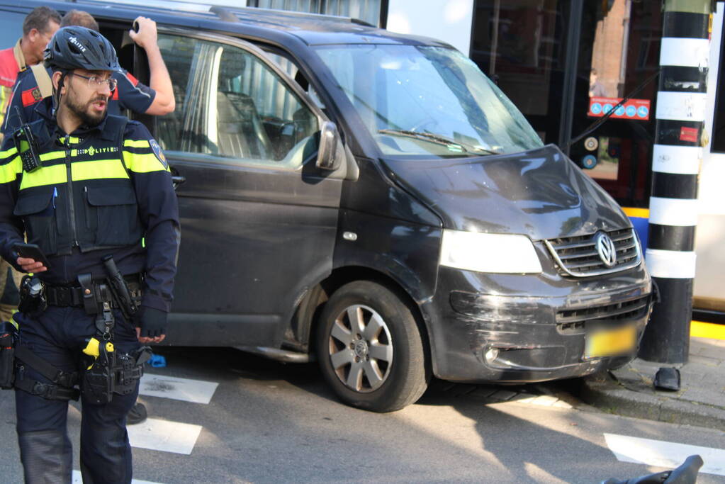 Bestelbus en tram beschadigd bij ongeval