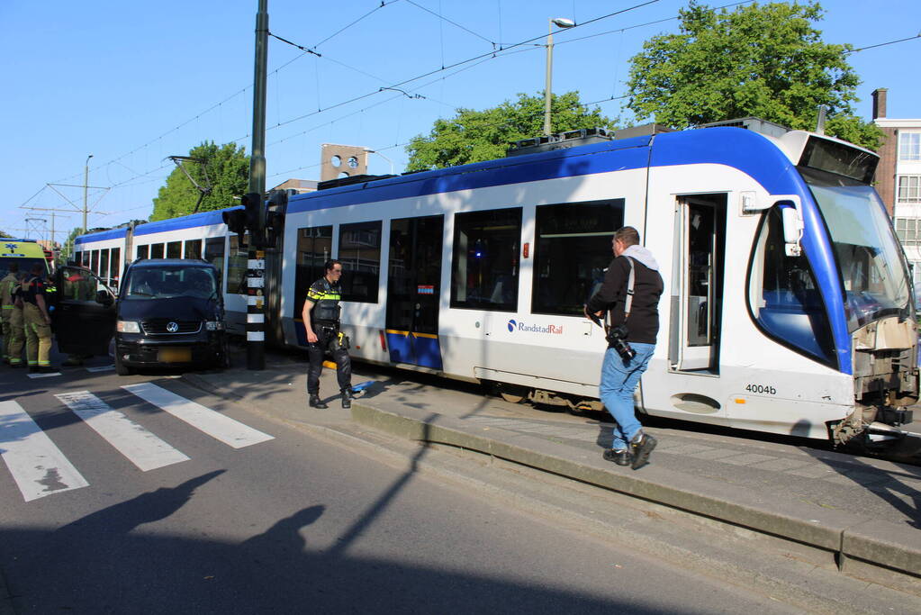 Bestelbus en tram beschadigd bij ongeval