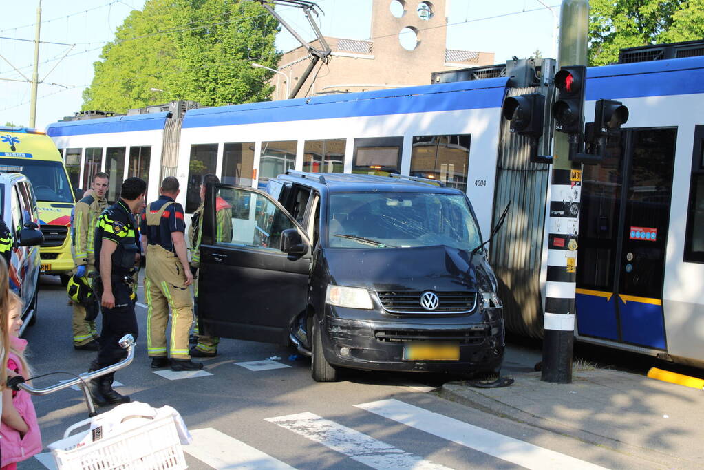 Bestelbus en tram beschadigd bij ongeval