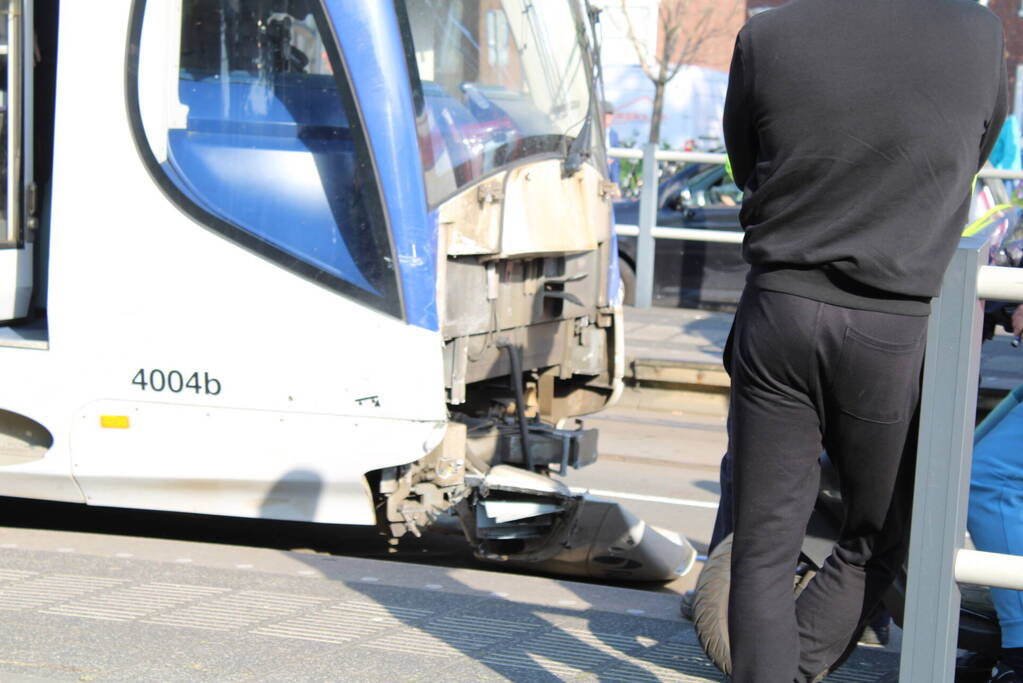 Bestelbus en tram beschadigd bij ongeval