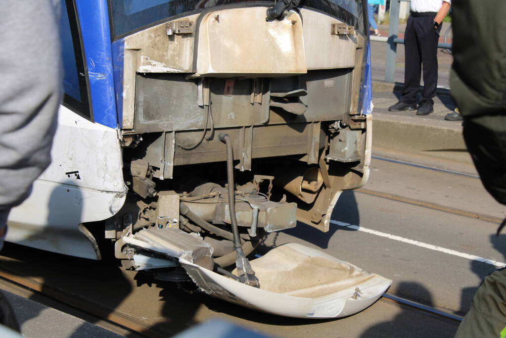Bestelbus en tram beschadigd bij ongeval