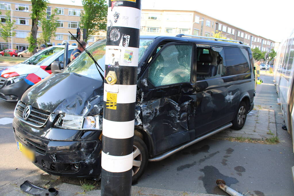Bestelbus en tram beschadigd bij ongeval