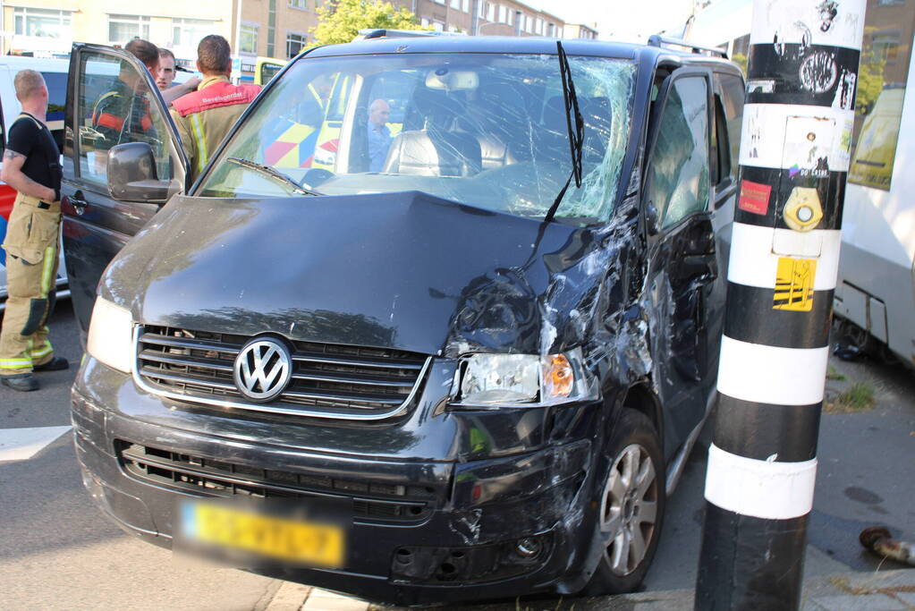 Bestelbus en tram beschadigd bij ongeval