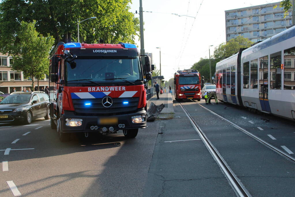 Bestelbus en tram beschadigd bij ongeval