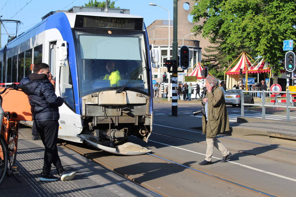 Bestelbus en tram beschadigd bij ongeval