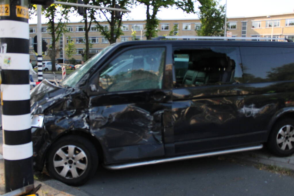 Bestelbus en tram beschadigd bij ongeval