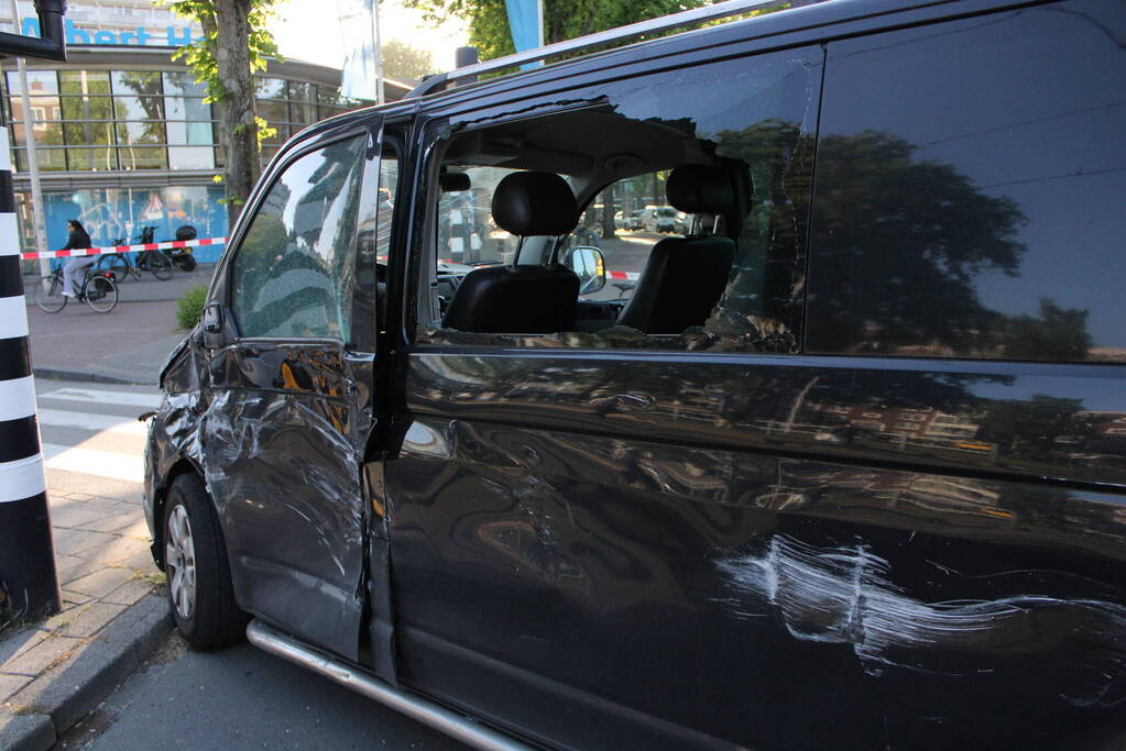 Bestelbus en tram beschadigd bij ongeval
