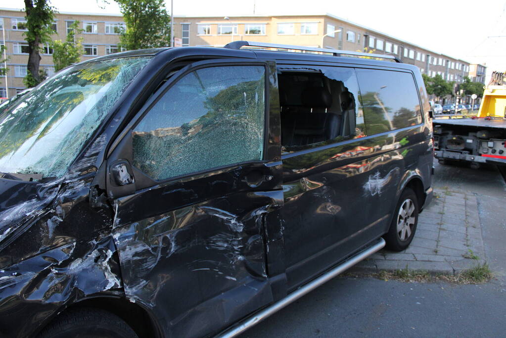 Bestelbus en tram beschadigd bij ongeval