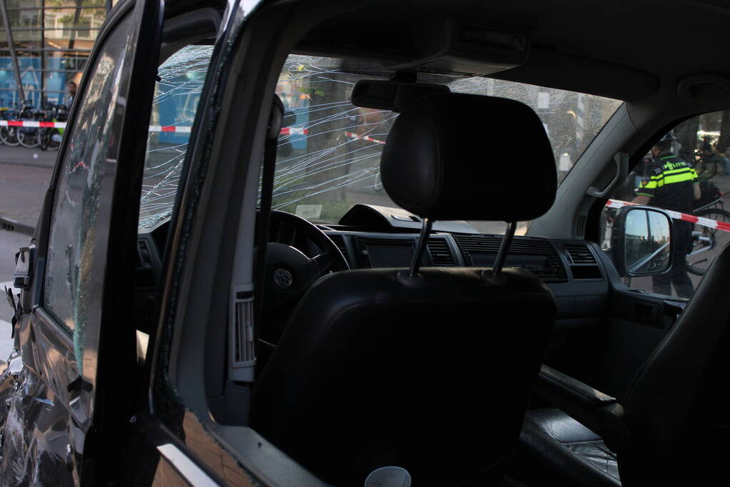 Bestelbus en tram beschadigd bij ongeval