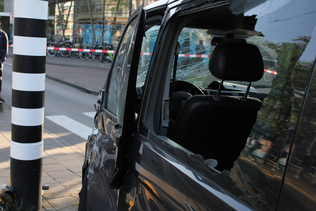 Bestelbus en tram beschadigd bij ongeval