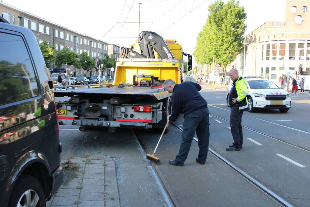 Bestelbus en tram beschadigd bij ongeval