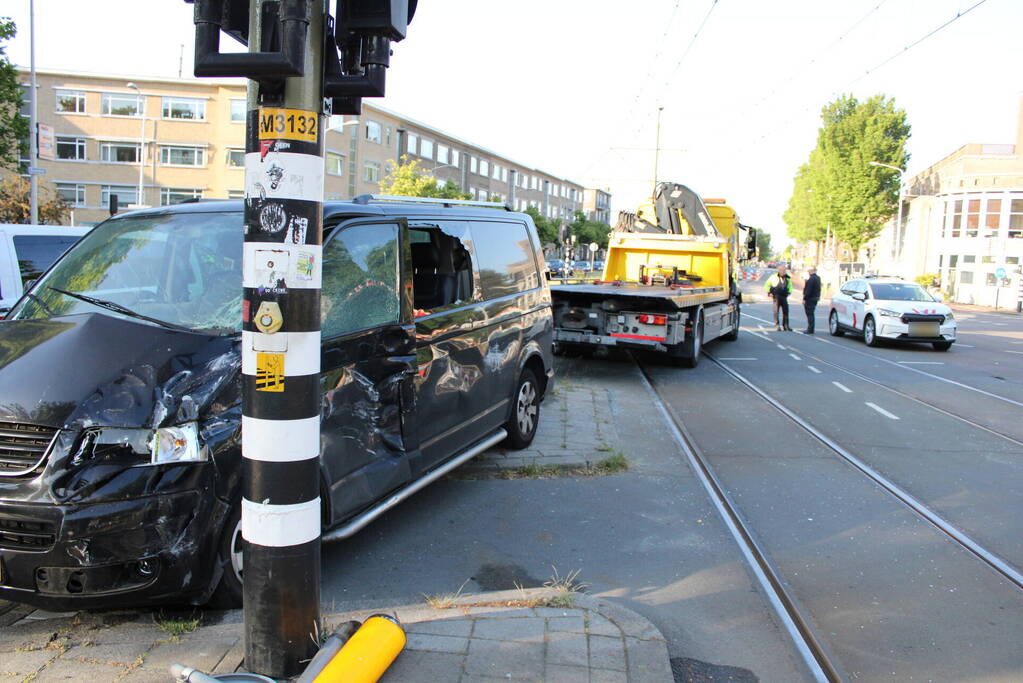 Bestelbus en tram beschadigd bij ongeval