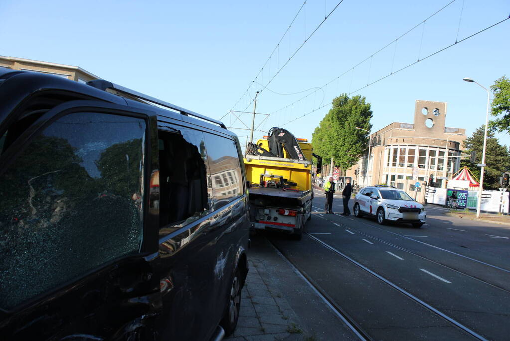 Bestelbus en tram beschadigd bij ongeval
