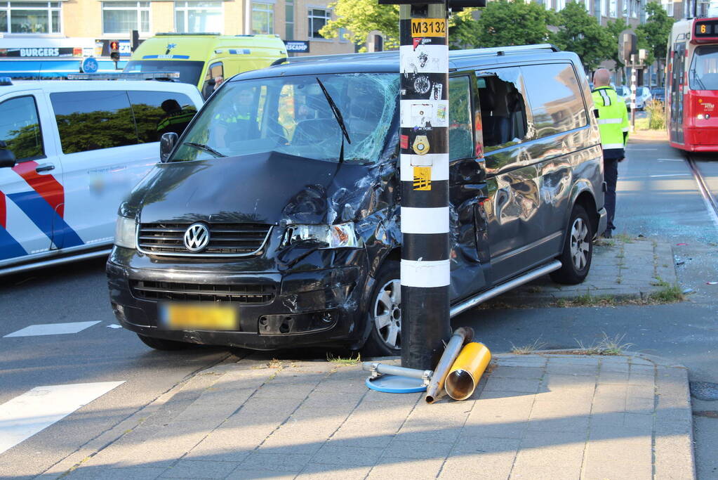 Bestelbus en tram beschadigd bij ongeval