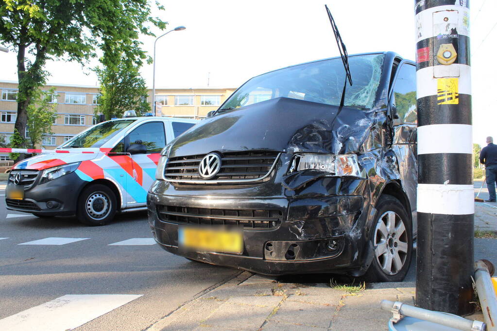 Bestelbus en tram beschadigd bij ongeval