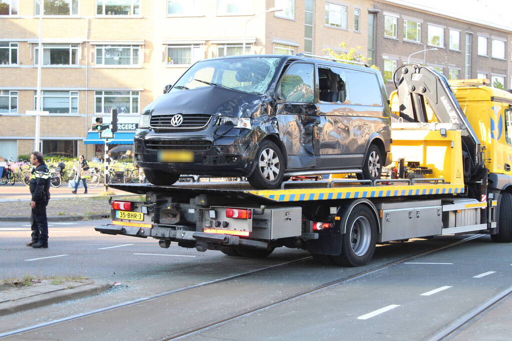 Bestelbus en tram beschadigd bij ongeval