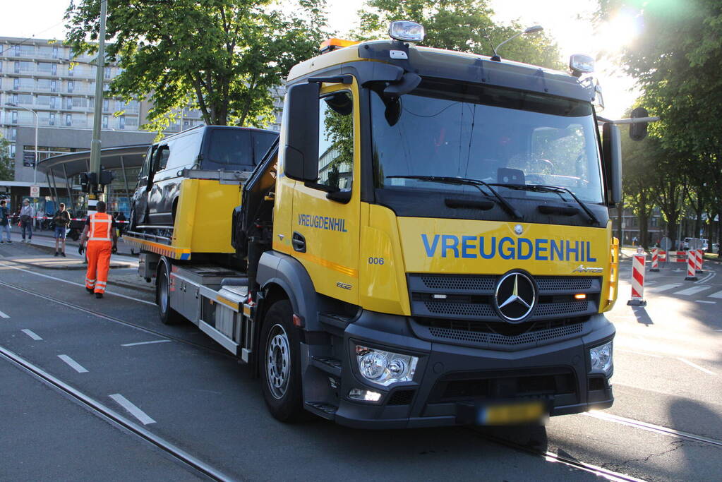 Bestelbus en tram beschadigd bij ongeval