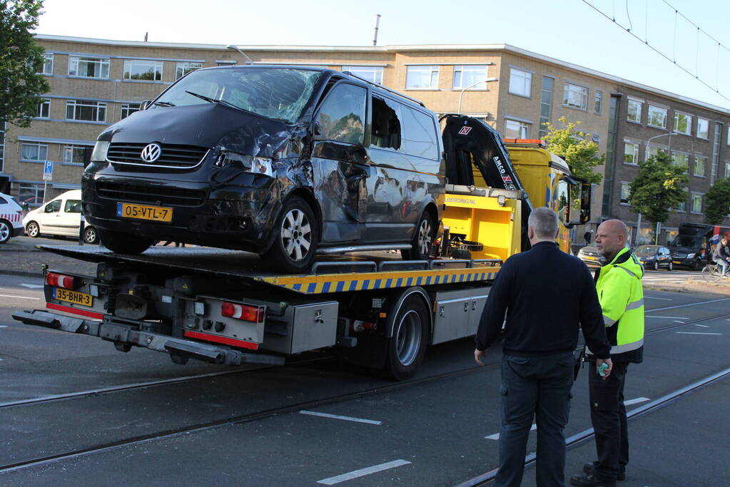 Bestelbus en tram beschadigd bij ongeval