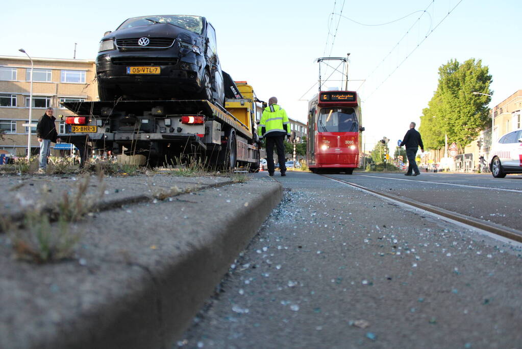 Bestelbus en tram beschadigd bij ongeval