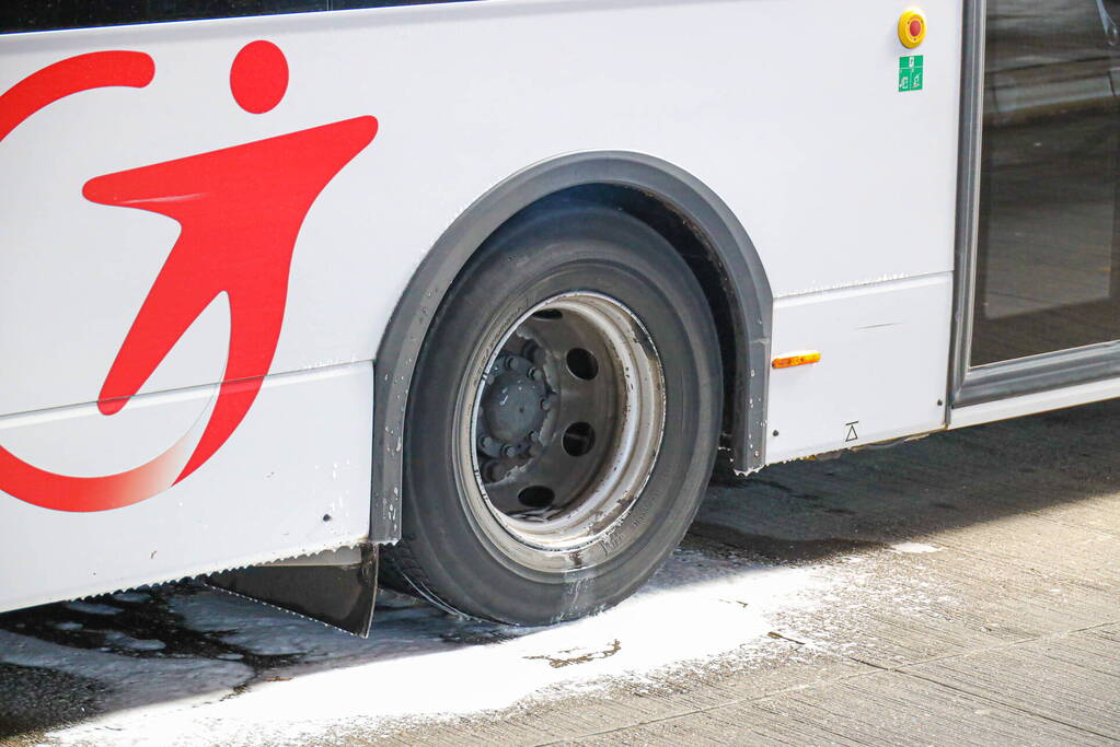 Lijnbus vliegt bijna in brand