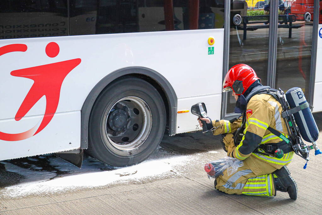 Lijnbus vliegt bijna in brand