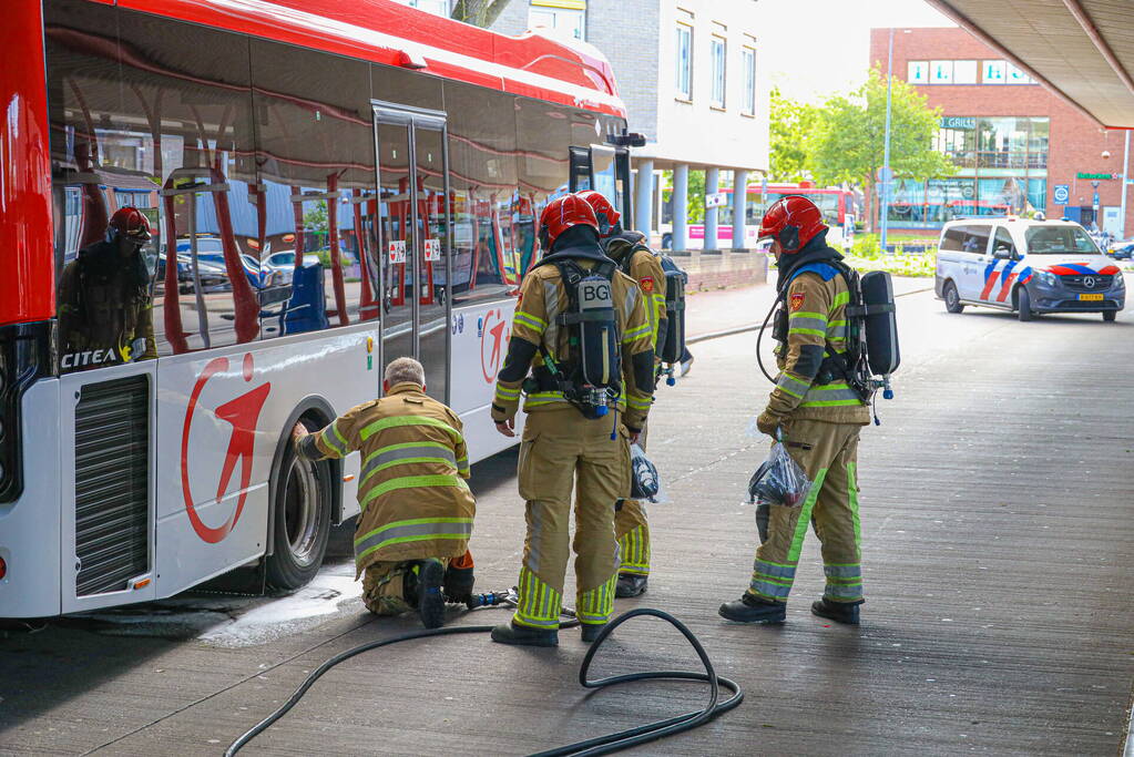 Lijnbus vliegt bijna in brand