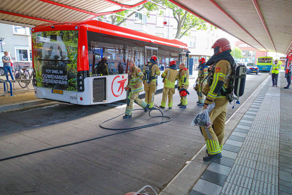 Lijnbus vliegt bijna in brand