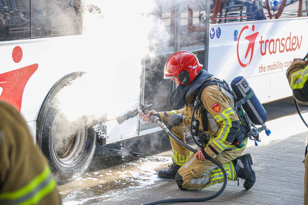 Lijnbus vliegt bijna in brand