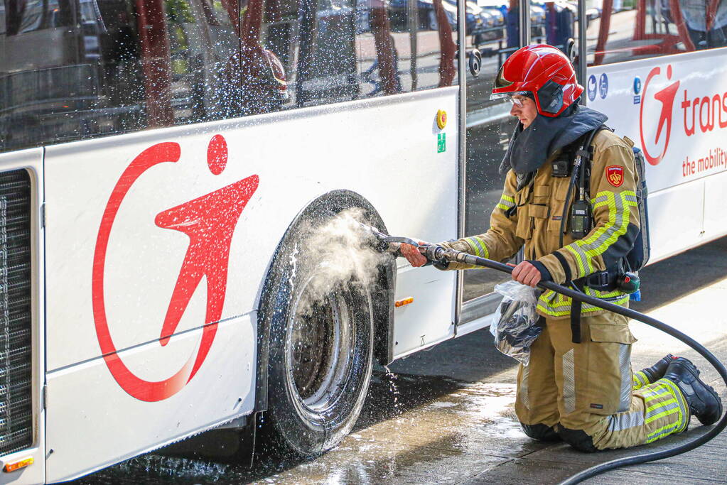 Lijnbus vliegt bijna in brand