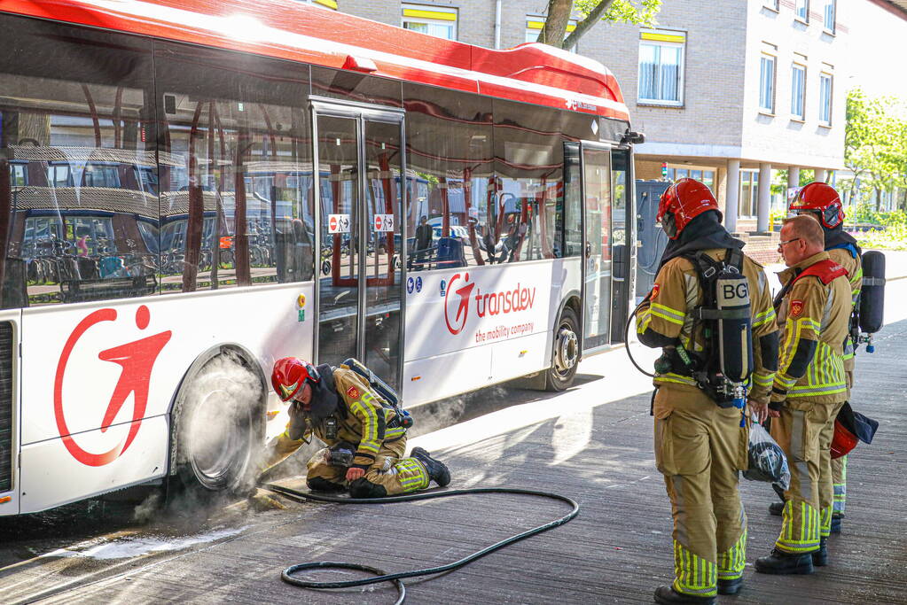 Lijnbus vliegt bijna in brand