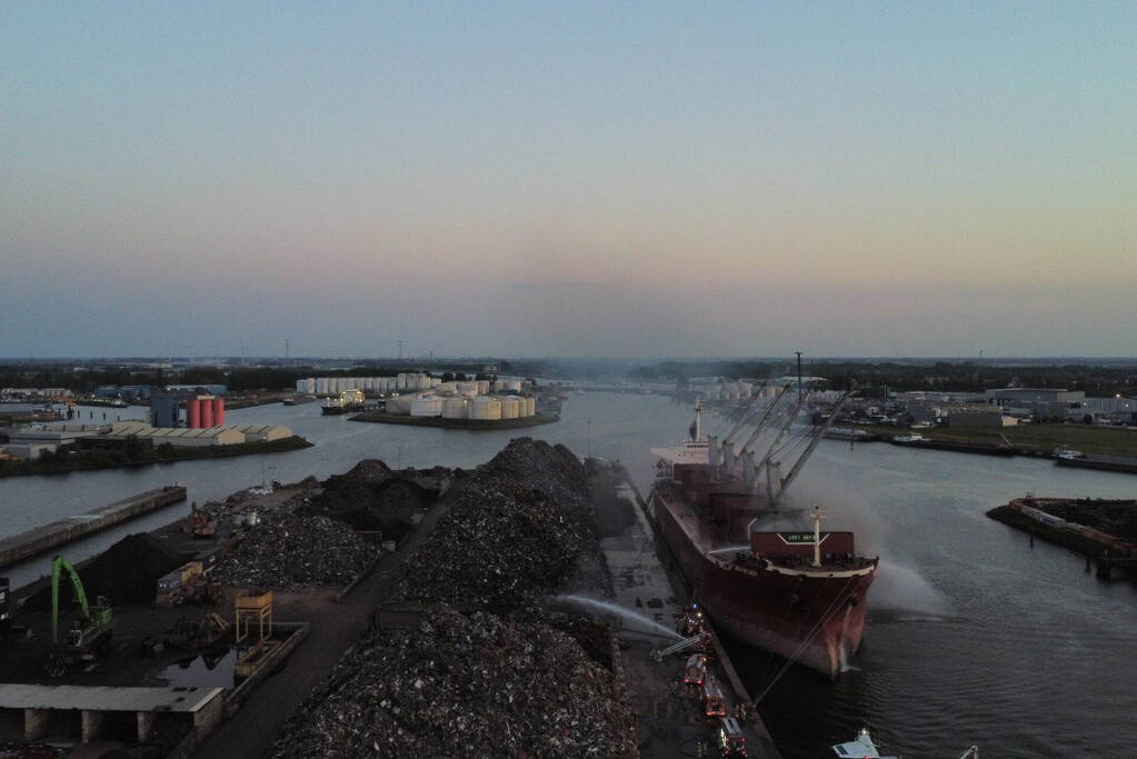 Schroot vat vlam op kade en in ruim van vrachtschip