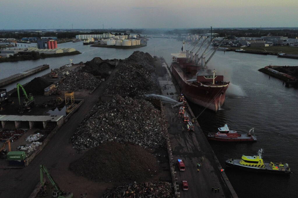 Schroot vat vlam op kade en in ruim van vrachtschip