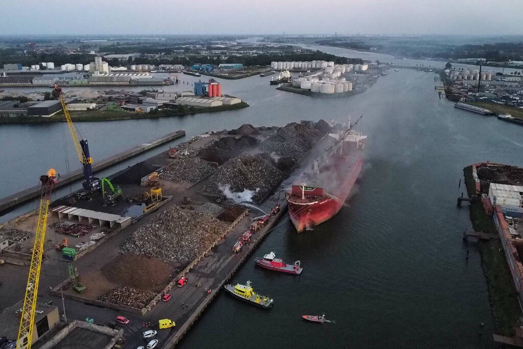 Schroot vat vlam op kade en in ruim van vrachtschip