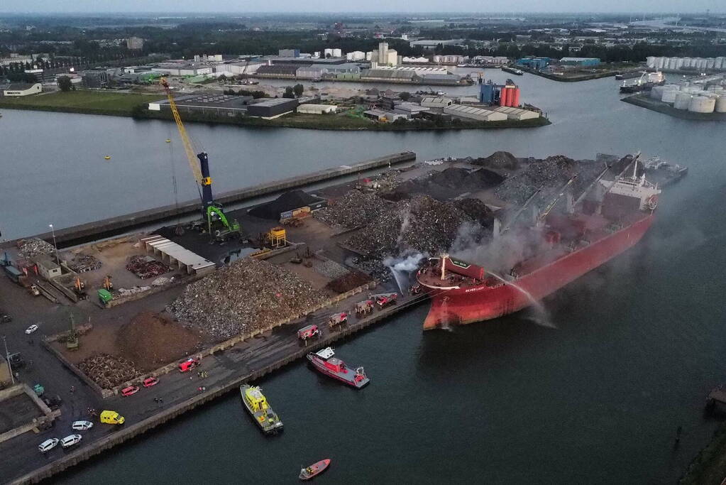 Schroot vat vlam op kade en in ruim van vrachtschip