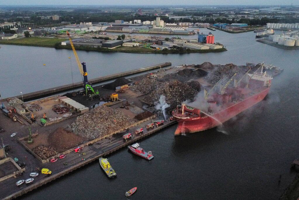 Schroot vat vlam op kade en in ruim van vrachtschip