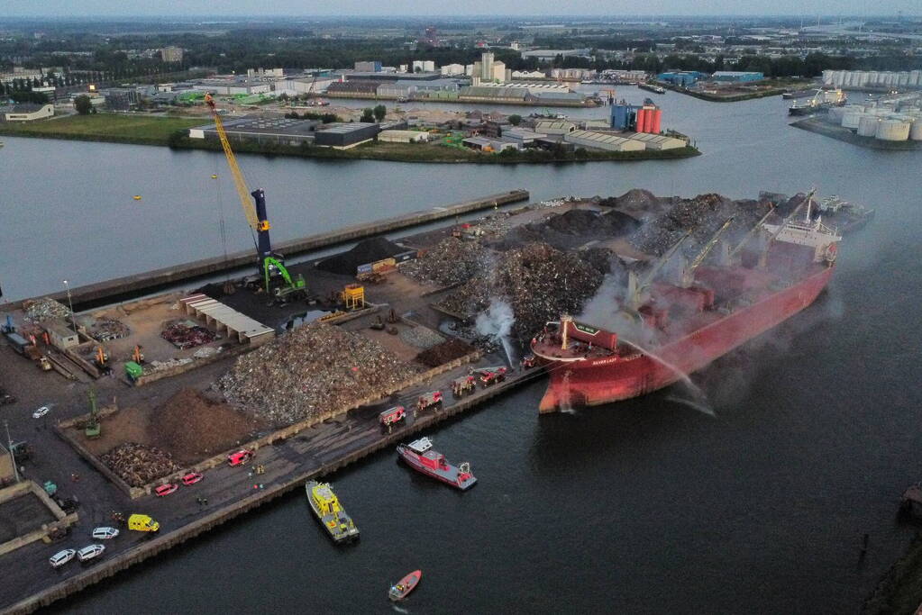 Schroot vat vlam op kade en in ruim van vrachtschip