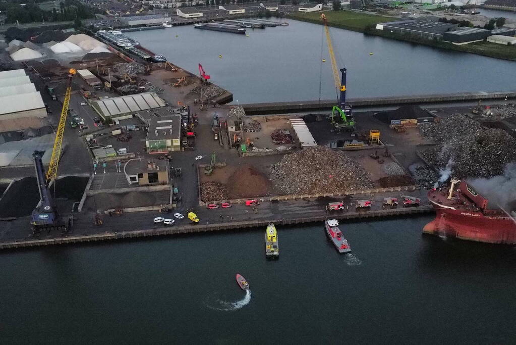 Schroot vat vlam op kade en in ruim van vrachtschip