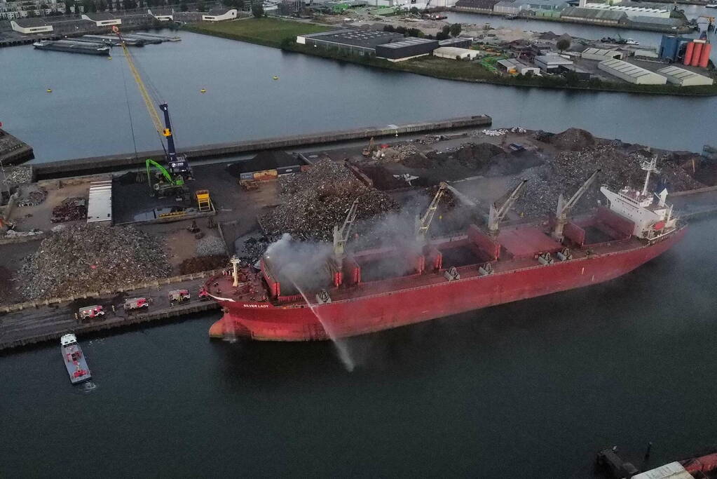 Schroot vat vlam op kade en in ruim van vrachtschip
