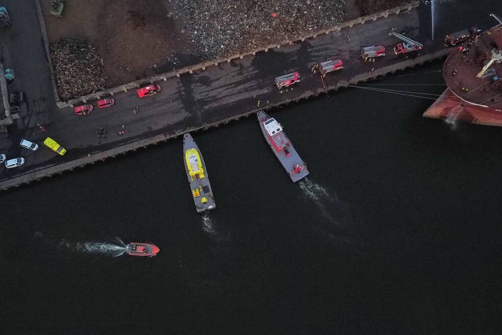 Schroot vat vlam op kade en in ruim van vrachtschip