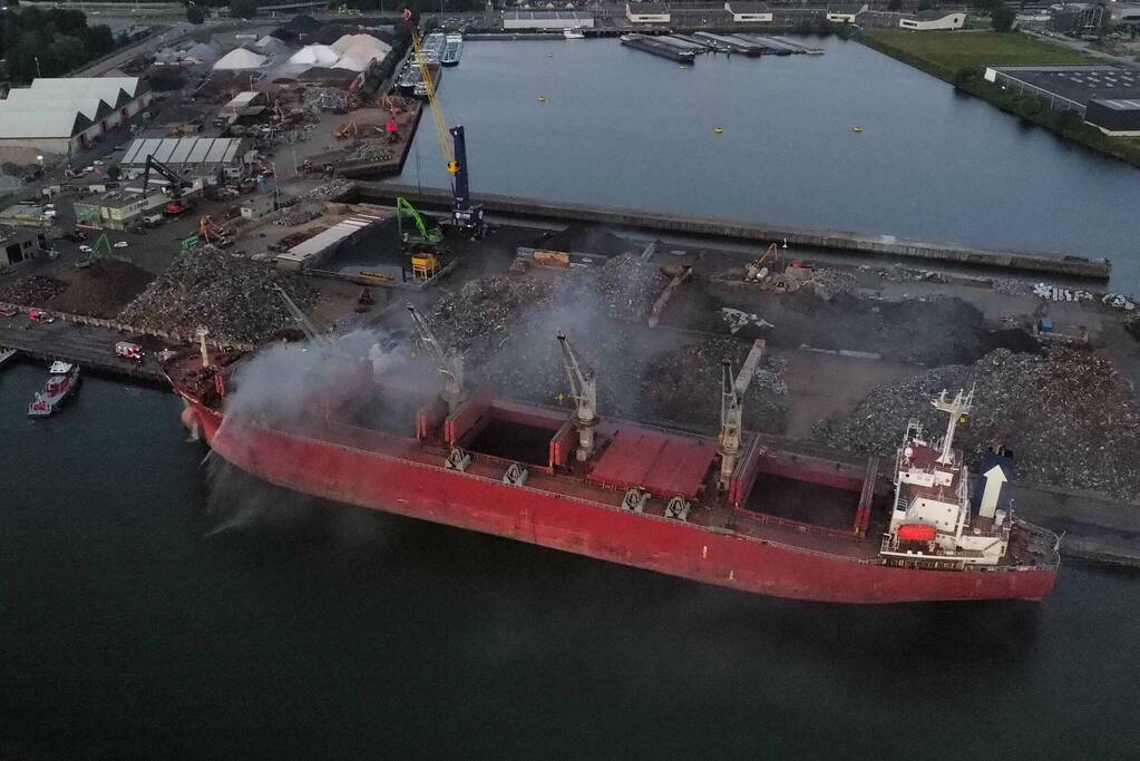 Schroot vat vlam op kade en in ruim van vrachtschip