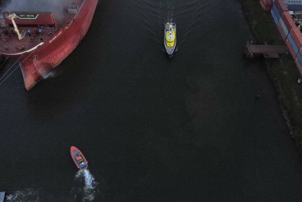 Schroot vat vlam op kade en in ruim van vrachtschip