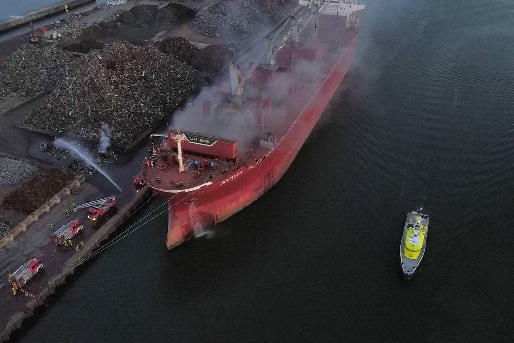Schroot vat vlam op kade en in ruim van vrachtschip