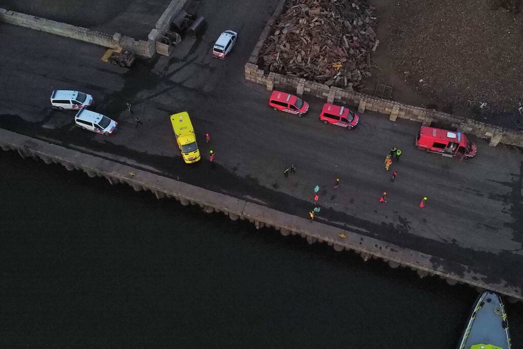 Schroot vat vlam op kade en in ruim van vrachtschip