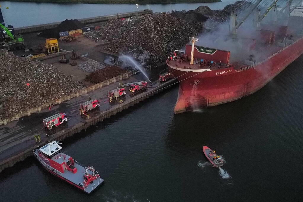 Schroot vat vlam op kade en in ruim van vrachtschip