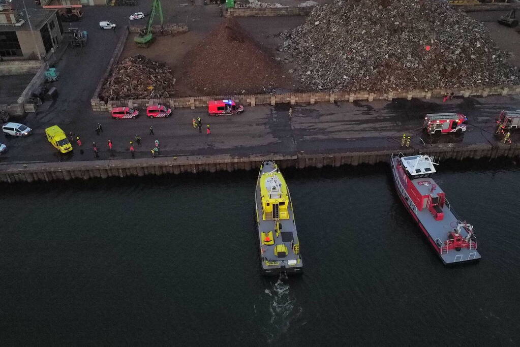 Schroot vat vlam op kade en in ruim van vrachtschip