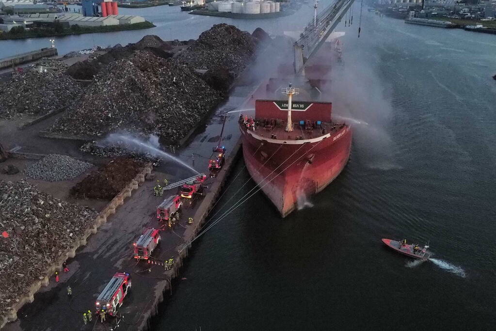 Schroot vat vlam op kade en in ruim van vrachtschip