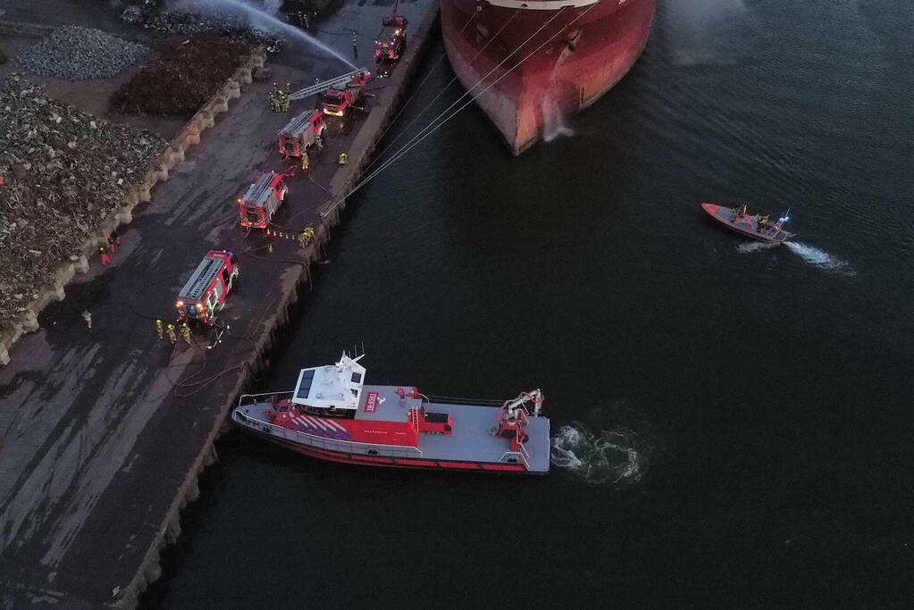 Schroot vat vlam op kade en in ruim van vrachtschip