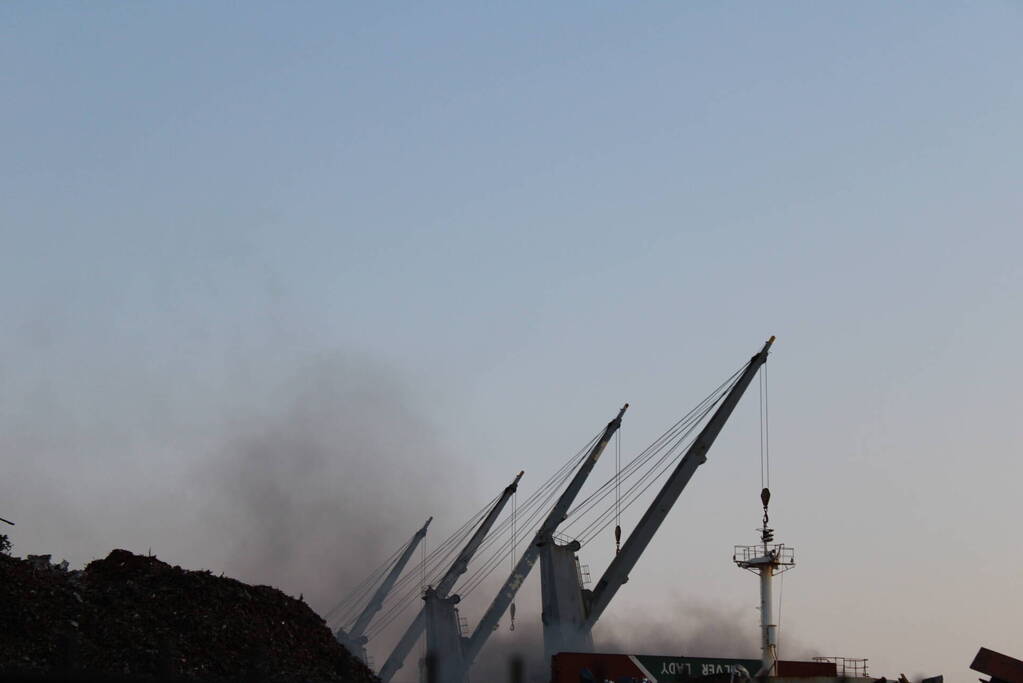 Schroot vat vlam op kade en in ruim van vrachtschip
